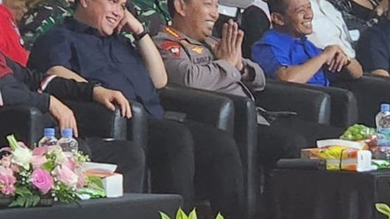 Momen Jenderal Sigit Tertawa Lepas Lihat Cara Anak Buah Elap Keringat Tak 'Normal'