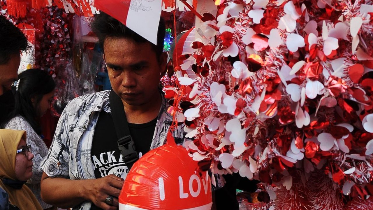 FOTO: Antusiasme Warga Berburu Aksesoris Merah Putih Jelang Hari Kemerdekaan RI