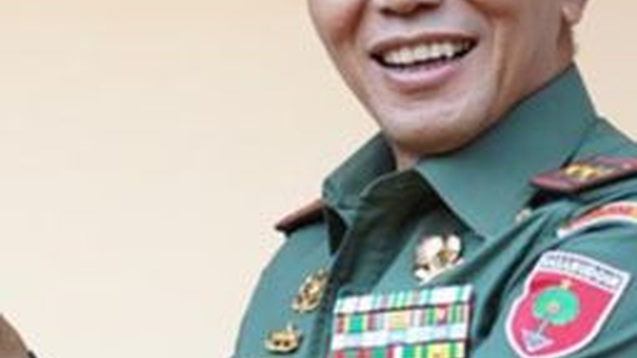 Momen Mayjen TNI Santai Ngopi Bareng Mahasiswa Papua di Mess, Aksinya jadi Sorotan