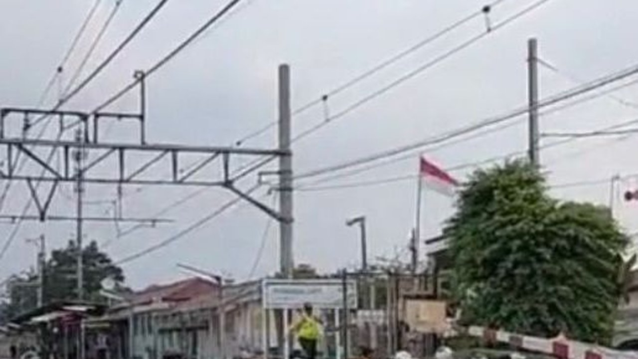 Pemotor Nekat Terobos Pintu Perlintasan yang Sudah Tertutup, Akhirnya Kereta yang Mengalah