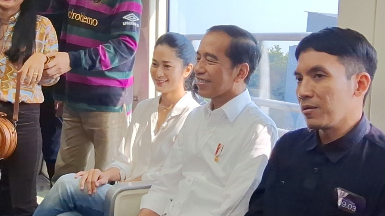 Keseruan Jokowi Ajak Chelsea Islan, Cak Lontong hingga Desta Jajal LRT Jabodebek