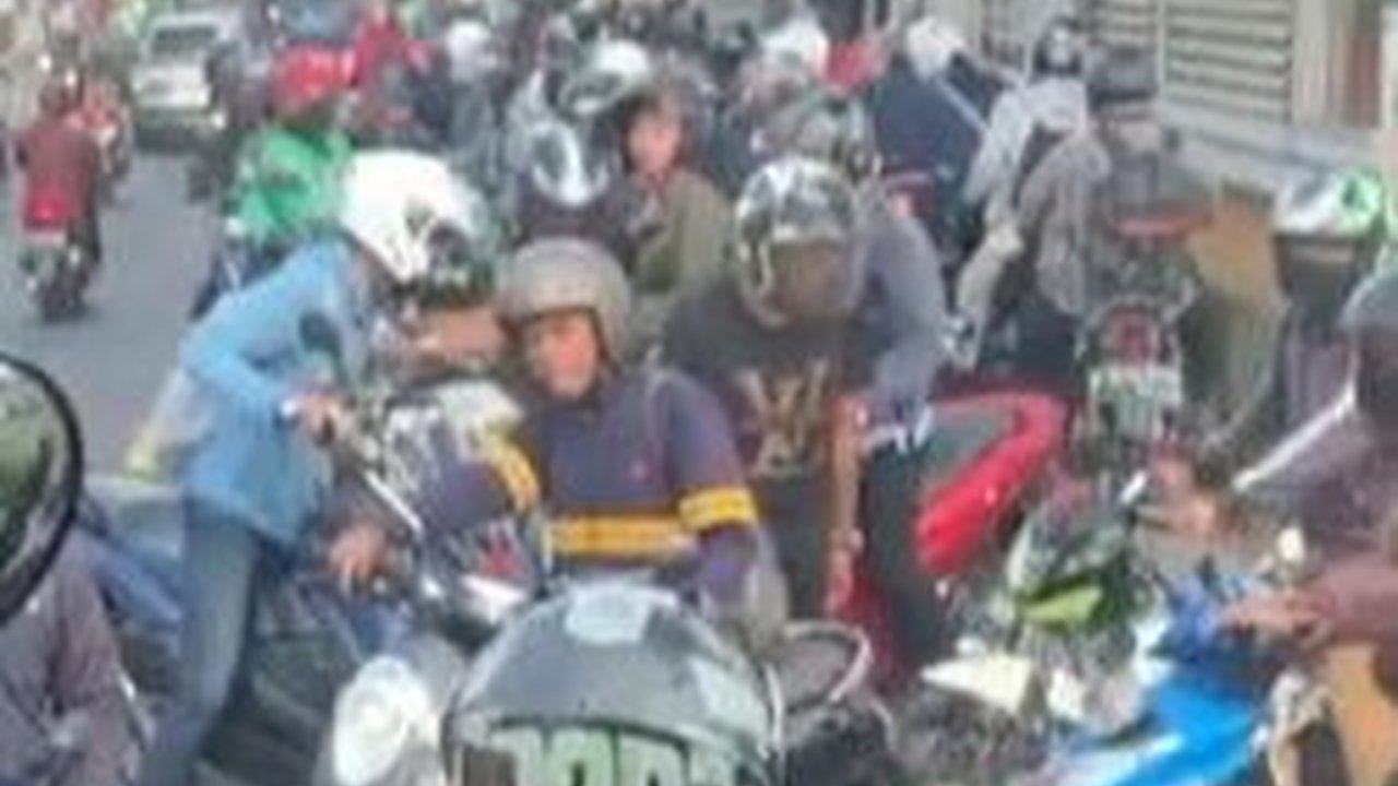 Viral  Puluhan Pemotor Terobos Jalur Transjakarta di Jatinegara, Begini Sanksi dari Polisi
