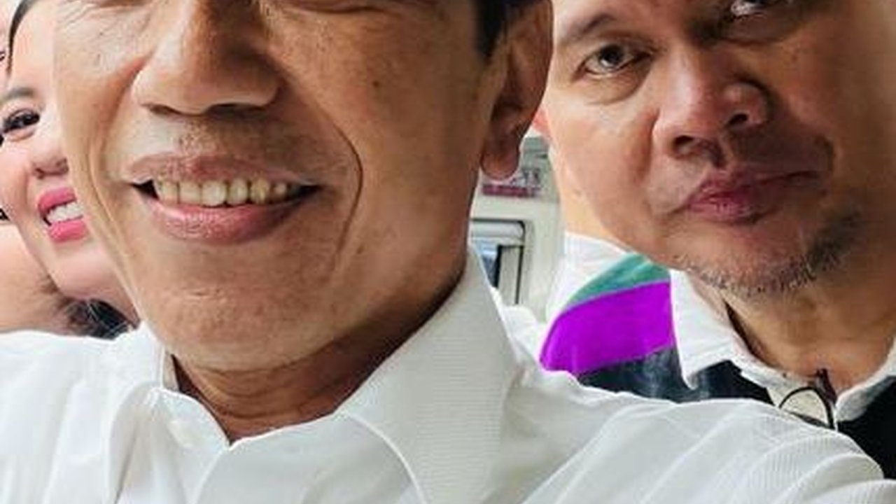 Penuh Canda Tawa Jokowi Ajak Desta dan Cak Lontong Jajal LRT