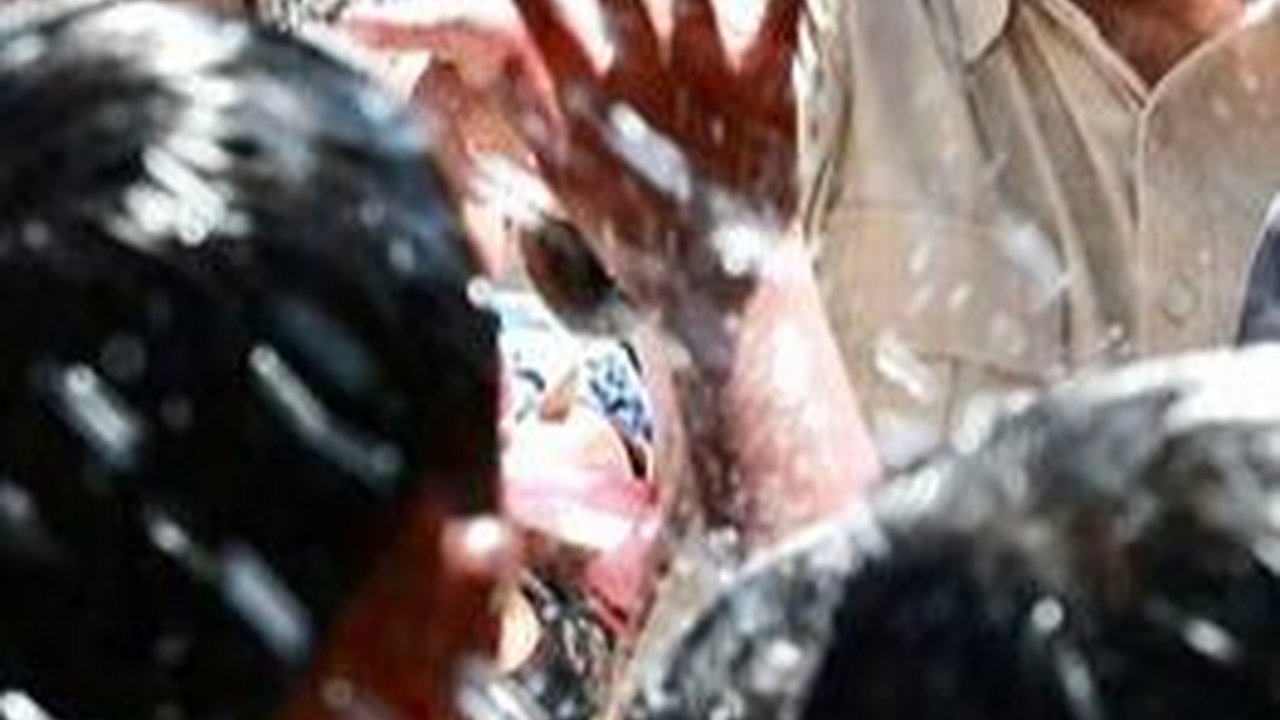 VIDEO: Prabowo Main Air Bareng Anak-Anak dan Beri Pelukan Hangat di Gunungkidul