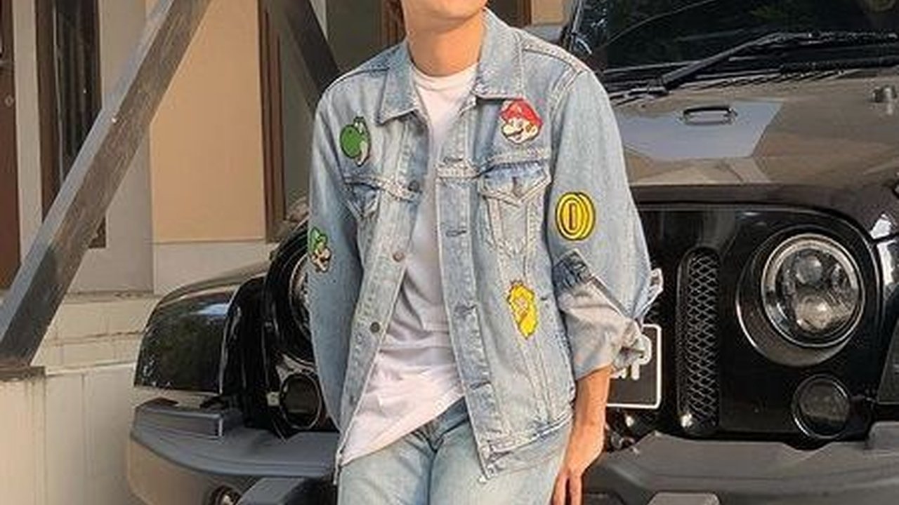 Jarang Tersorot, Ini Potret Khan Theux Adik Laura Theux yang Berparas Tampan