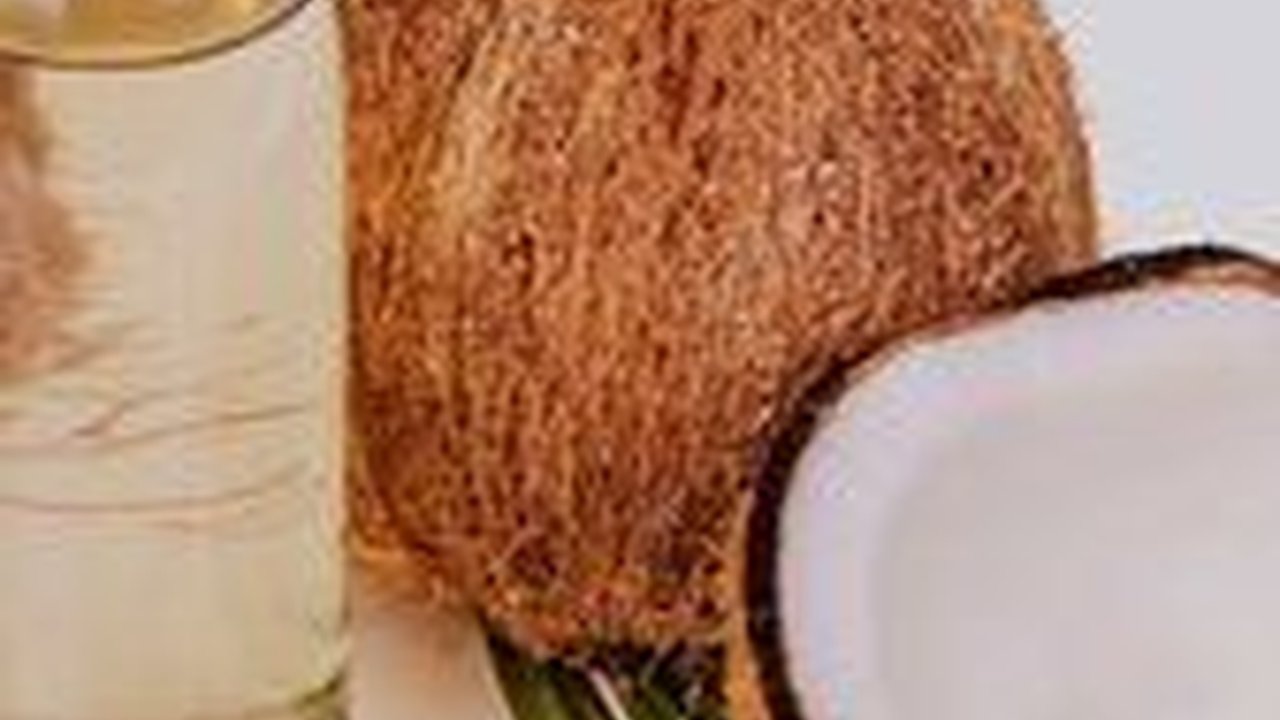 5 Manfaat Minyak Kelapa untuk Bibir, Lebih Lembap dan Cerah