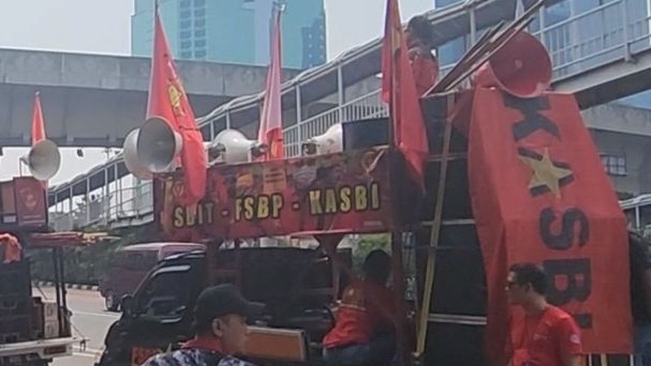 Melintas di Depan Polda Metro, Massa Buruh Bersitegang dengan Polisi: Kami Buruh Pak!