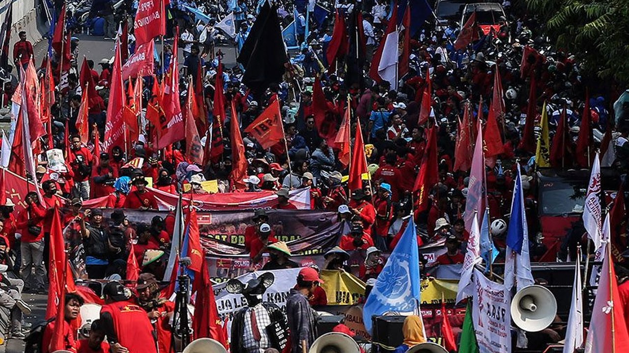 FOTO: Demo Tuntut Omnibus Law Dicabut, Lautan Massa Buruh Padati Jalan MH Thamrin