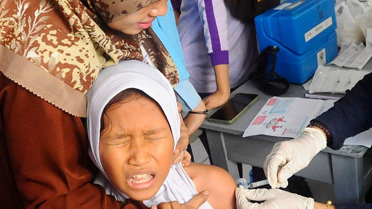 FOTO: Cegah Kanker Serviks, Puluhan Siswi SD di Depok Disuntik Vaksin HPV