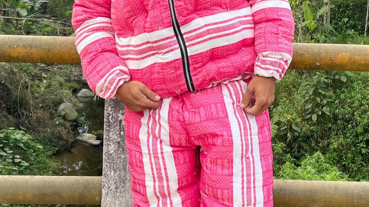Nyeleneh Banget, Pria di Magelang Ini Sulap Kasur Kapuk Jadi Jaket Tebal