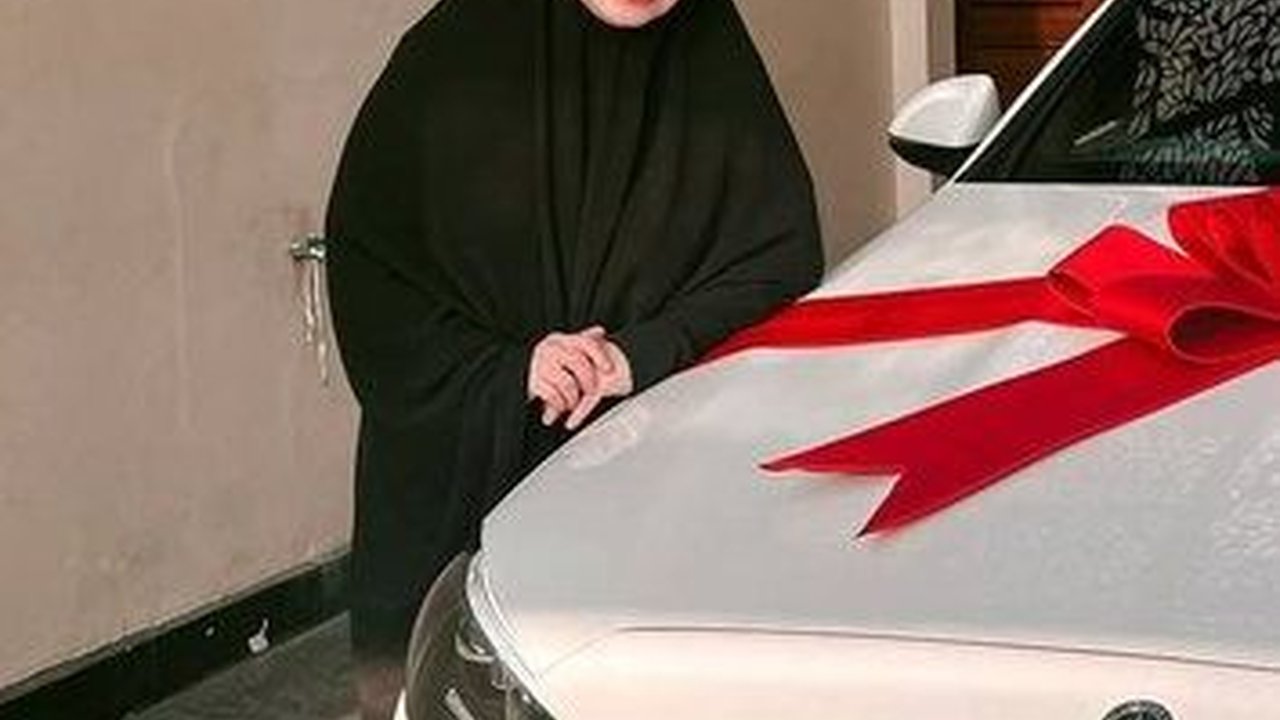 8 Potret Haru Fadil Jaidi memberikan hadiah berupa mobil mewah kepada ibunya, yang membuat netizen ikut terharu.