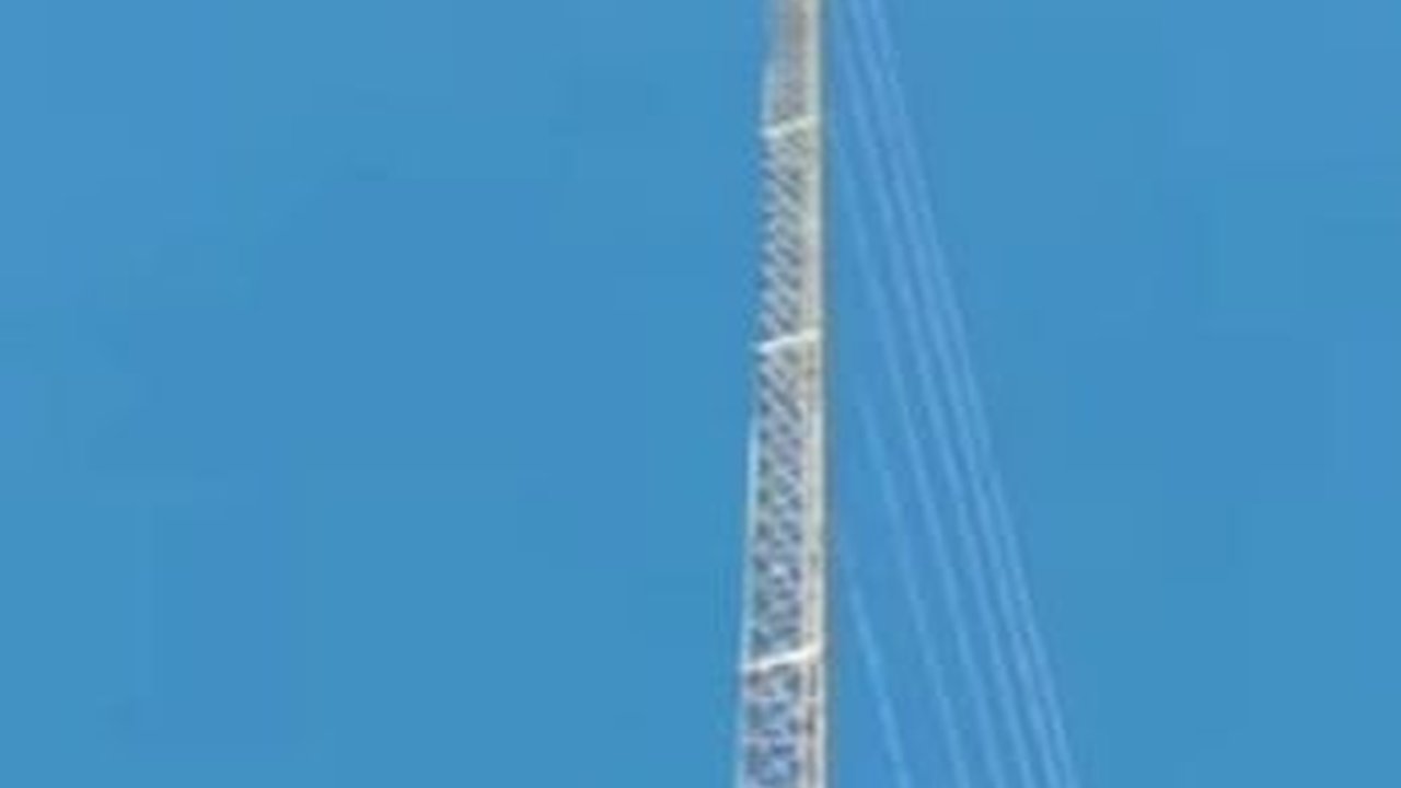 Bak Spiderman, Pemuda Ini Panjat Tower Setinggi 30 Meter Demi Kibarkan Merah Putih