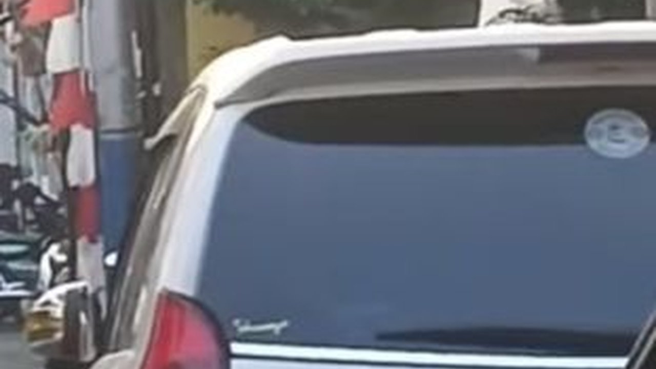 Wanita Ini 'Sarkasme' Viralkan Banyak Mobil Parkir di Pinggiran Jalan Sempit, ada Banner Menyindir Isinya begitu Menohok