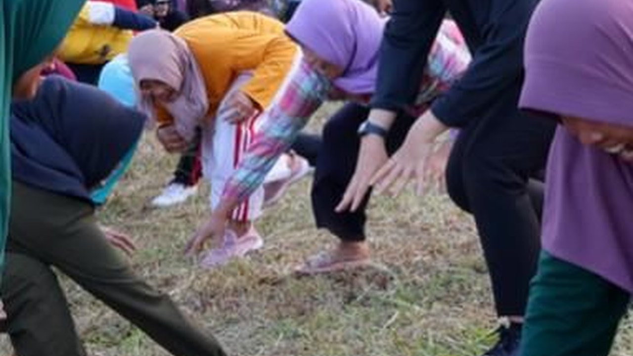 Serunya Bupati Banyuwangi Lomba Agustus-an Bareng Warga Desa