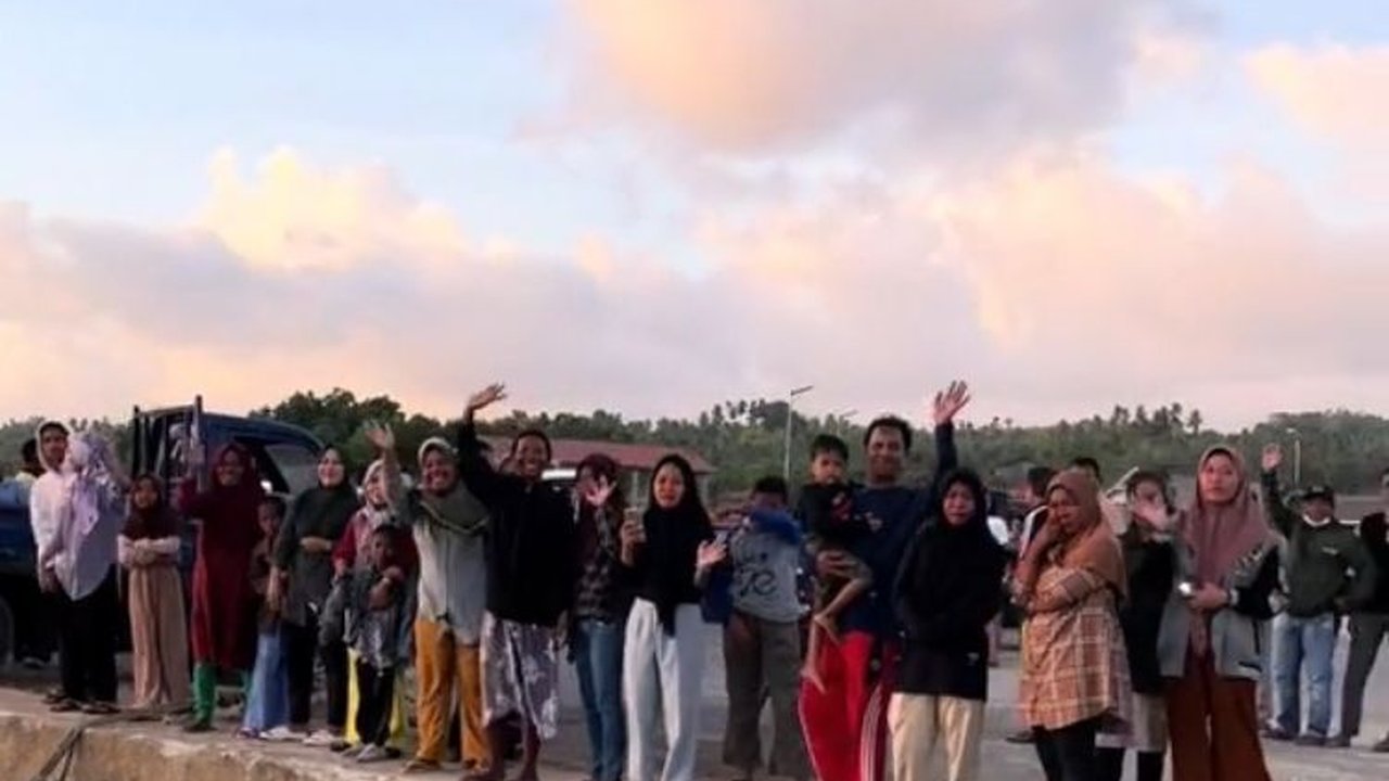 Diwarnai Isak Tangis, Ini Momen Perpisahan Mahasiswa KKN UGM dengan Warga Desa di Wakatobi