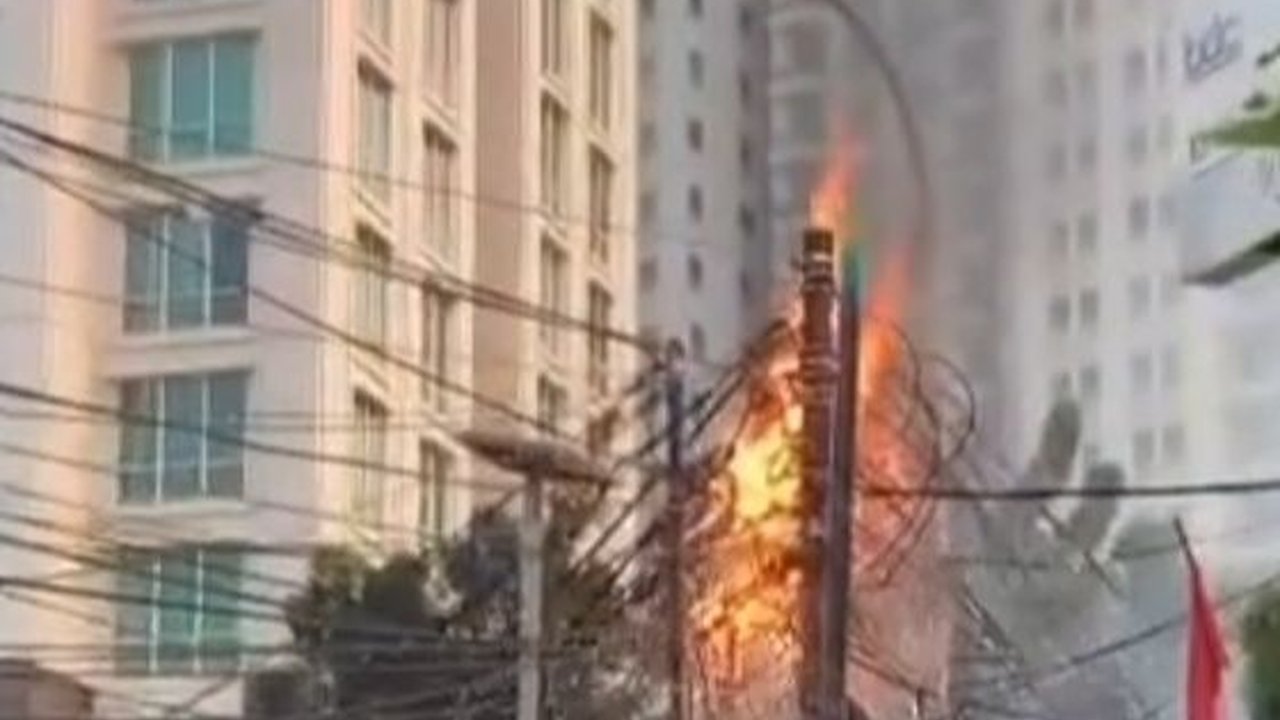 Bahaya Betul, Kabel Semrawut di Jalan Pakubowono Jaksel Terbakar