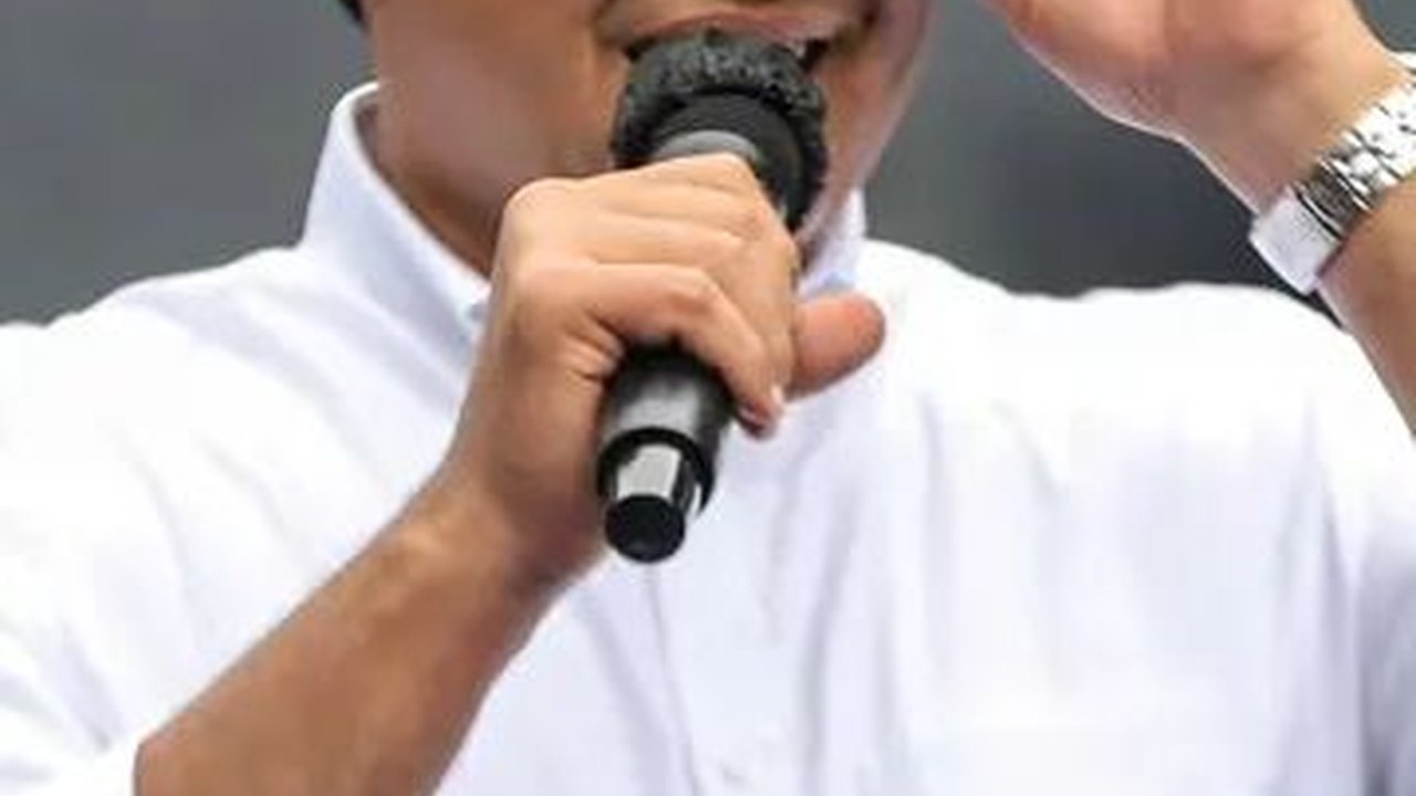 Anies Ditegur Wanita Berkerudung di Bandara Adi Sucipto: Siapa Hayo?