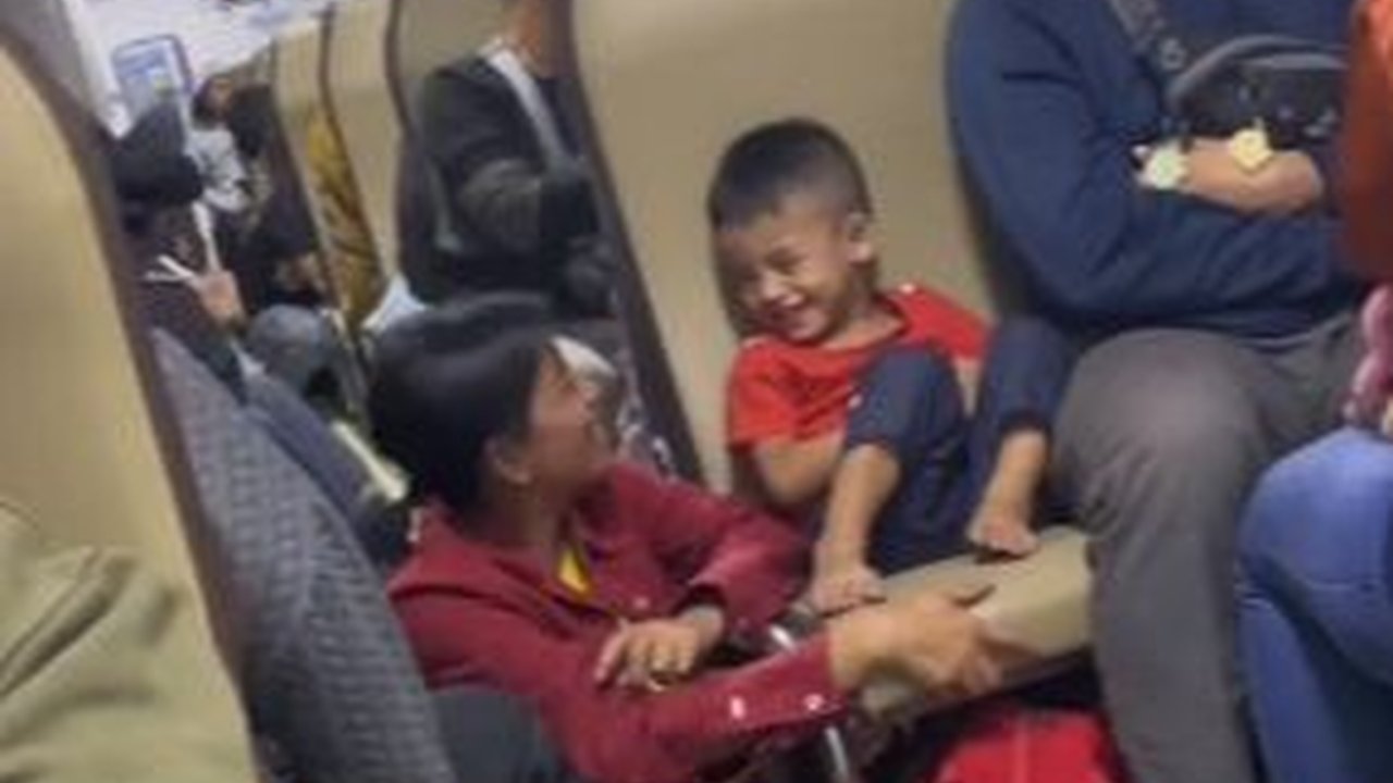 Aksi Ibu Duduk di Lantai Kereta Demi Anaknya Ini Viral, Bikin Haru