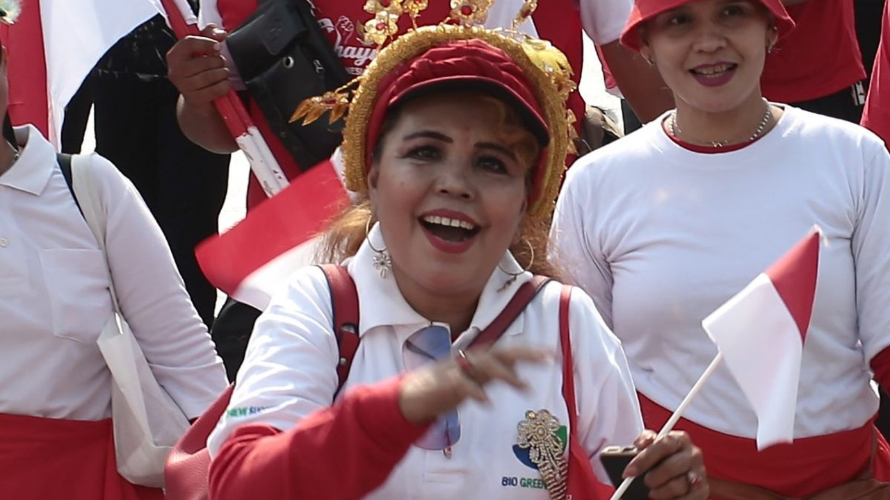 FOTO: Warga Merah Putihkan Jalan Protokol Jakarta dalam Parade 10 Juta Bendera Jelang HUT ke-78 Kemerdekaan RI