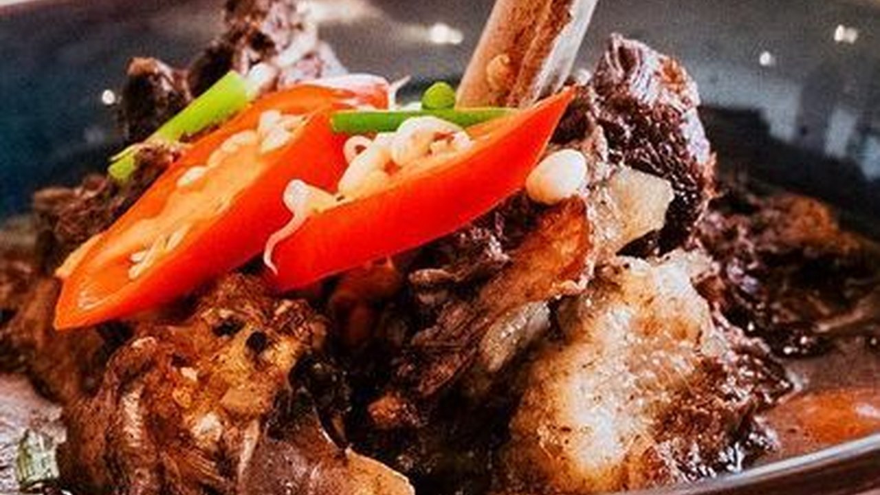 Menikmati Rawon Iga Terlezat di Surabaya, Porsi Besar Bikin Puas