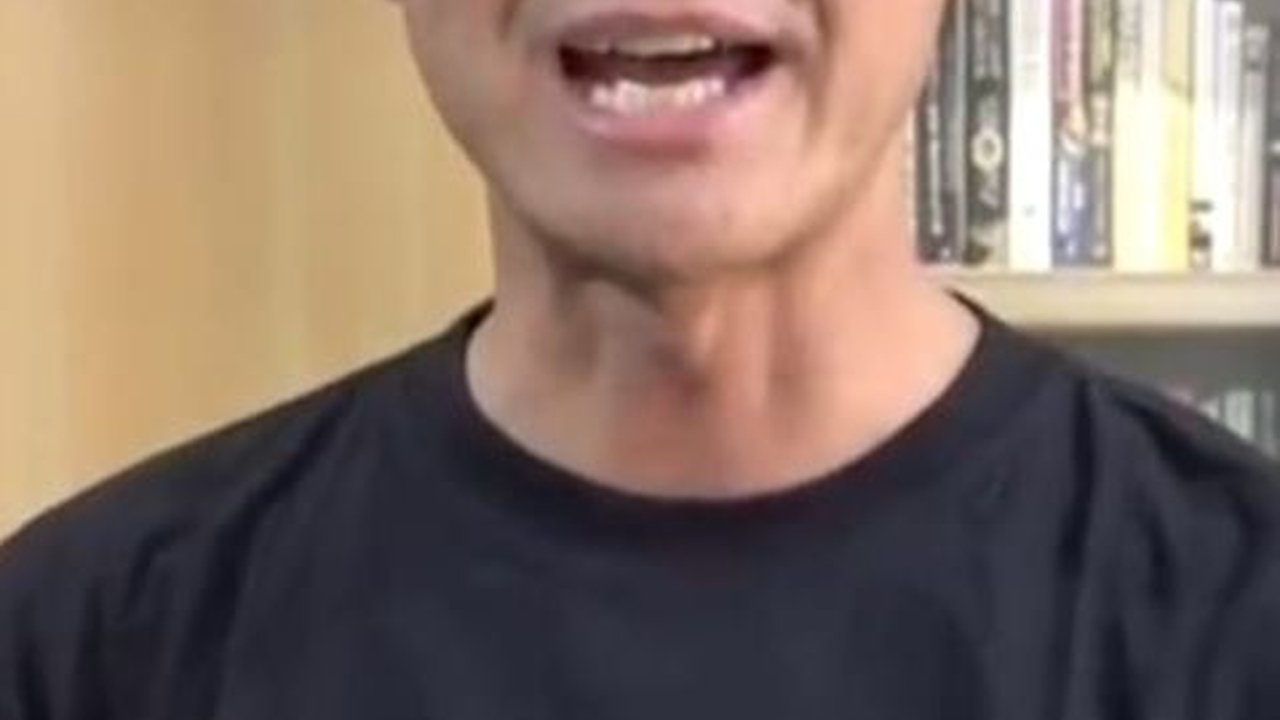 Ganjar Pakai Baju Jokowi Tanggapi Golkar-PAN Gabung Prabowo, Apa Maknanya?