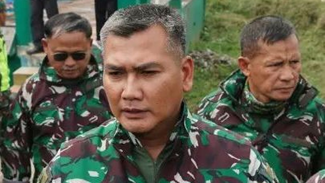 Santai Berkaos Oblong, Bintang 2 TNI Datangi Para Pemulung Bikin Terenyuh 'Pelukan Sayang Sang Jenderal