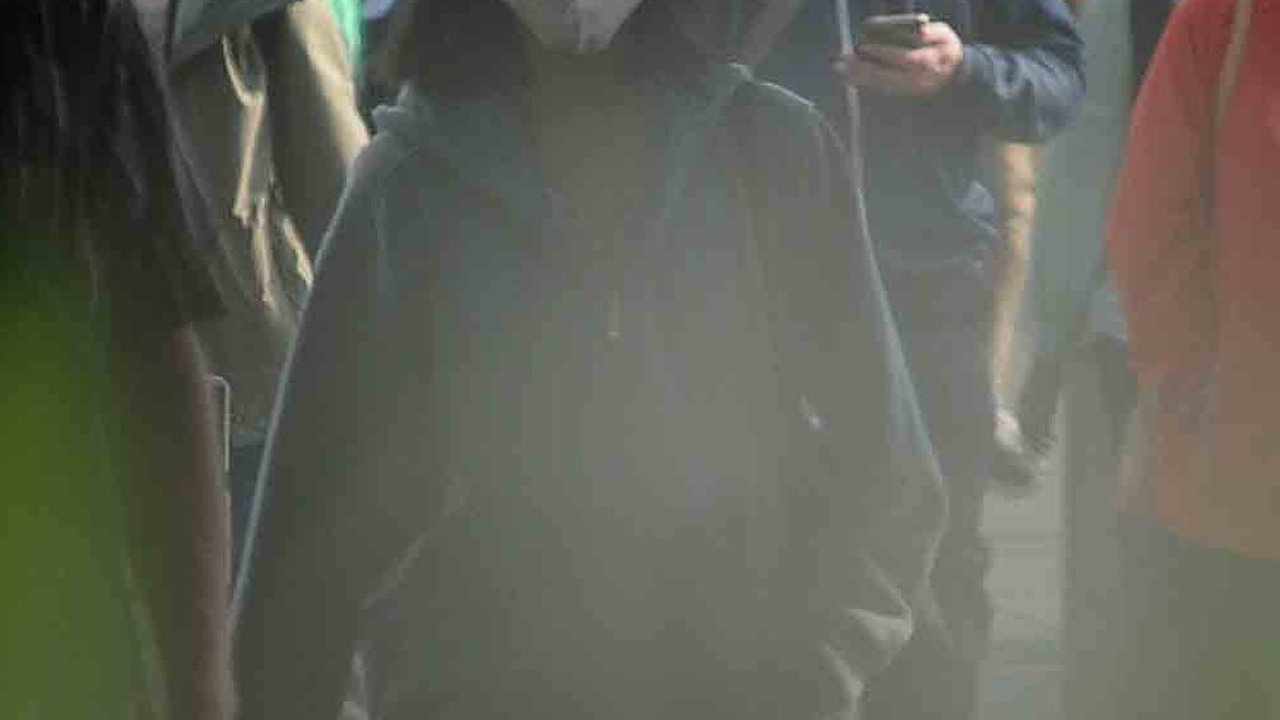 FOTO: Udara DKI Jakarta Semakin Buruk, Warga Diimbau Pakai Masker saat Beraktivitas di Luar Ruangan