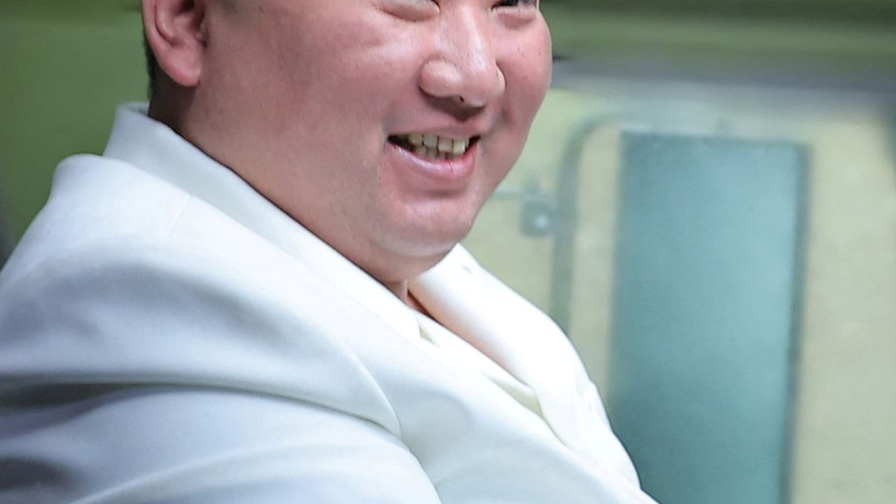 FOTO: Sidak Pabrik Amunisi Korea Utara, Senyuman Puas Kim Jong-un Bertebaran saat Menjajal Kendaraan Tempur