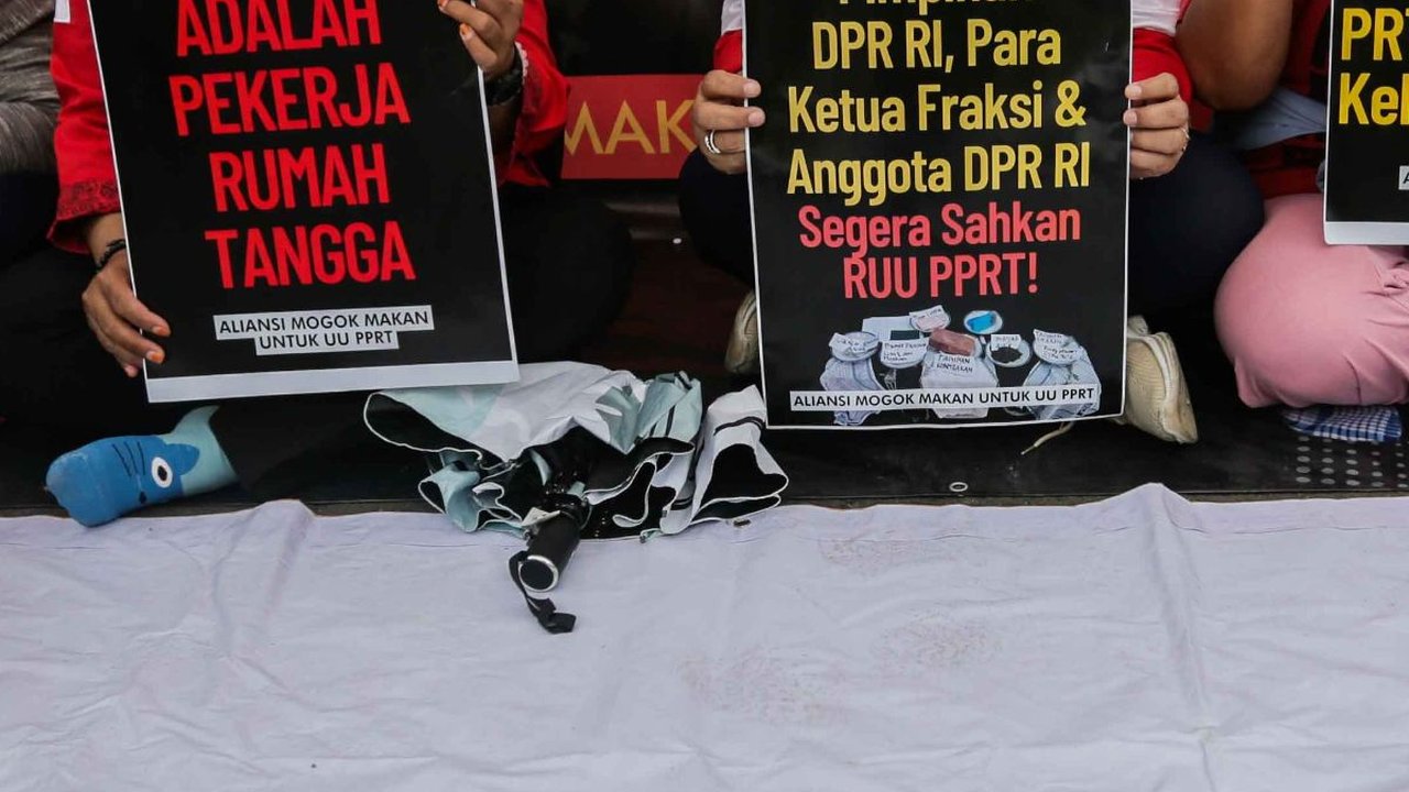 FOTO: Geruduk DPR, Massa Aliansi Mogok Makan Desak RUU PPRT Disahkan