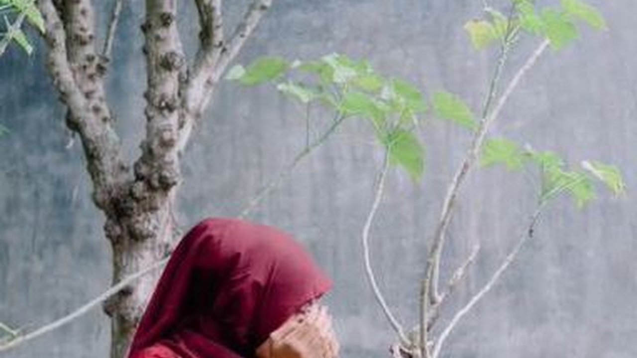 Bikin Haru, Wanita Ini Lakukan Pemotretan Wisuda di Makam Ayahnya