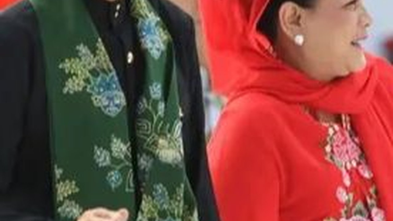 VIDEO: Cium Tangan Jokowi, Wajah Iriana Tersipu Raih Penghargaan di Istana