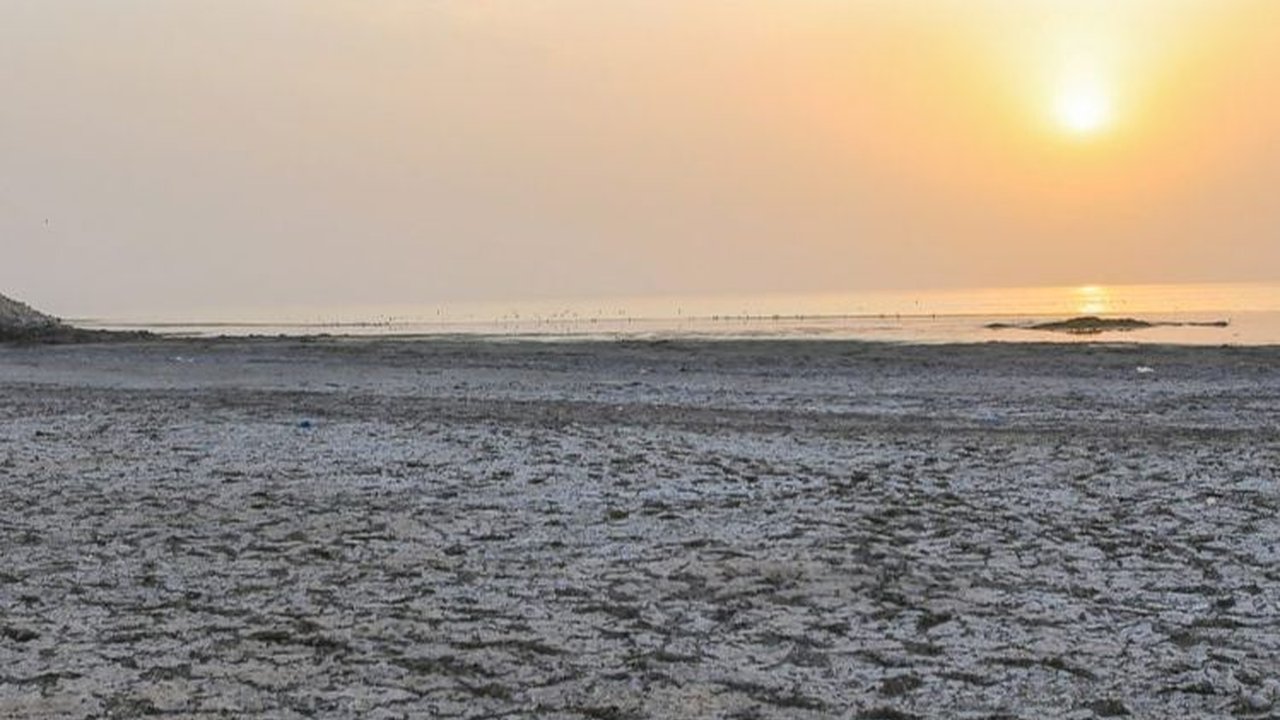 Dulu Indah Ramai Turis, Kini Danau Ini Kering & Bau Busuk Suhunya 50 Derajat Celcius