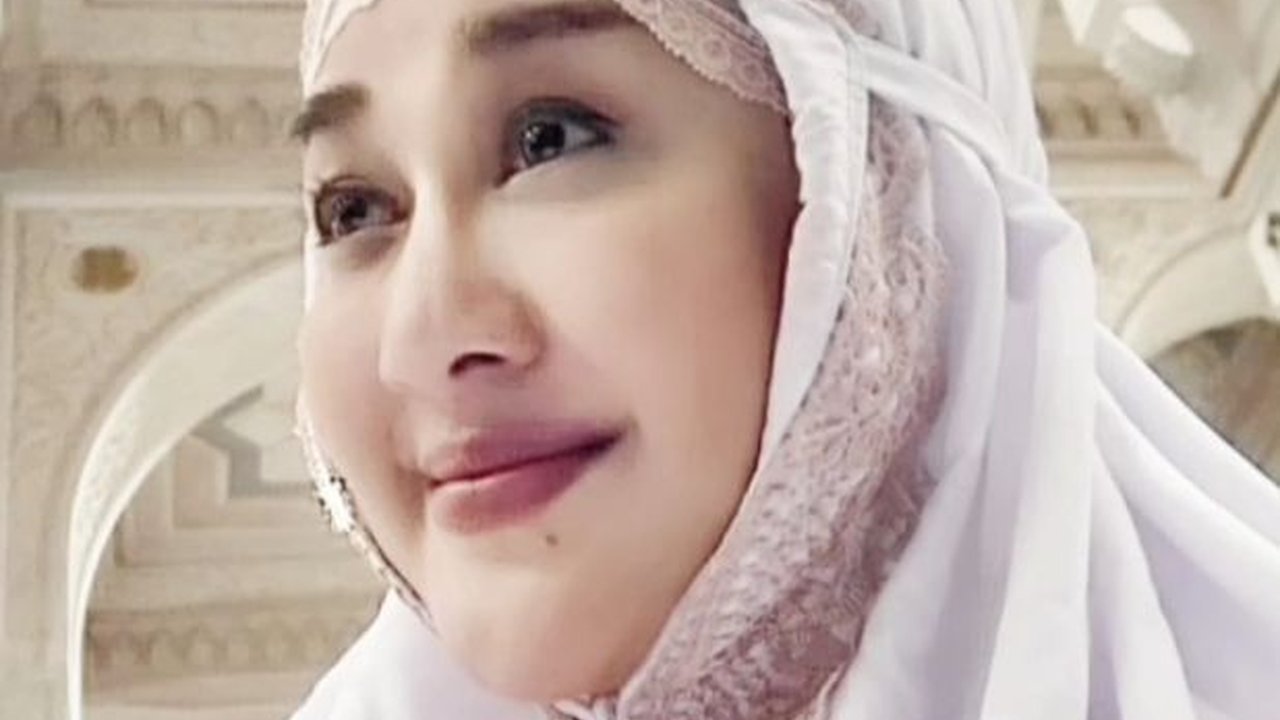 Potret Paramita Rusady Umrah di Tanah Suci Tepat di Ultah ke-57, Berdoa di Depan Ka'bah