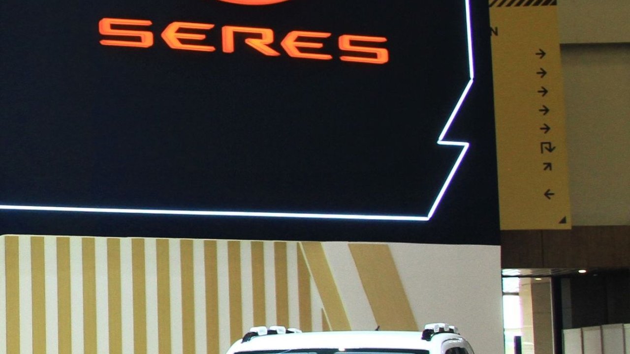 Mobil Listrik Paling Murah di GIIAS 2023: Wuling Air ev Lite versus Seres E1 Type B!
