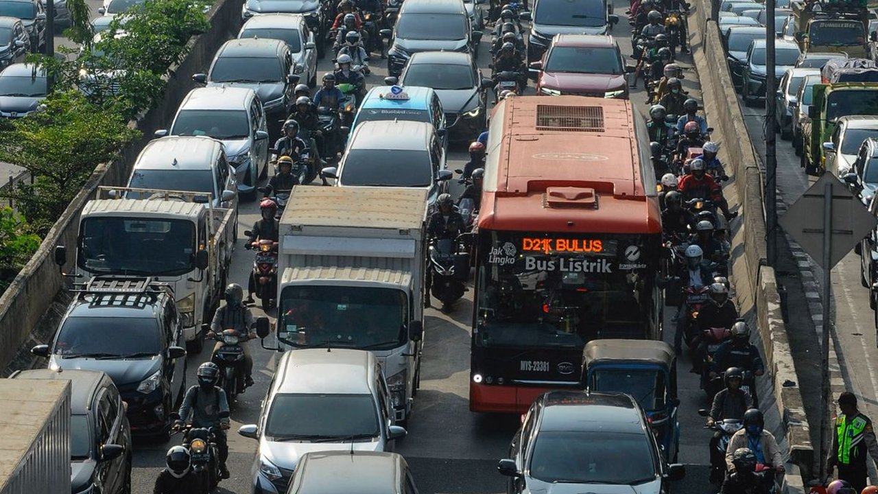 FOTO: Potret Warga Bermacet-macetan di Tengah Polusi Parah Jakarta