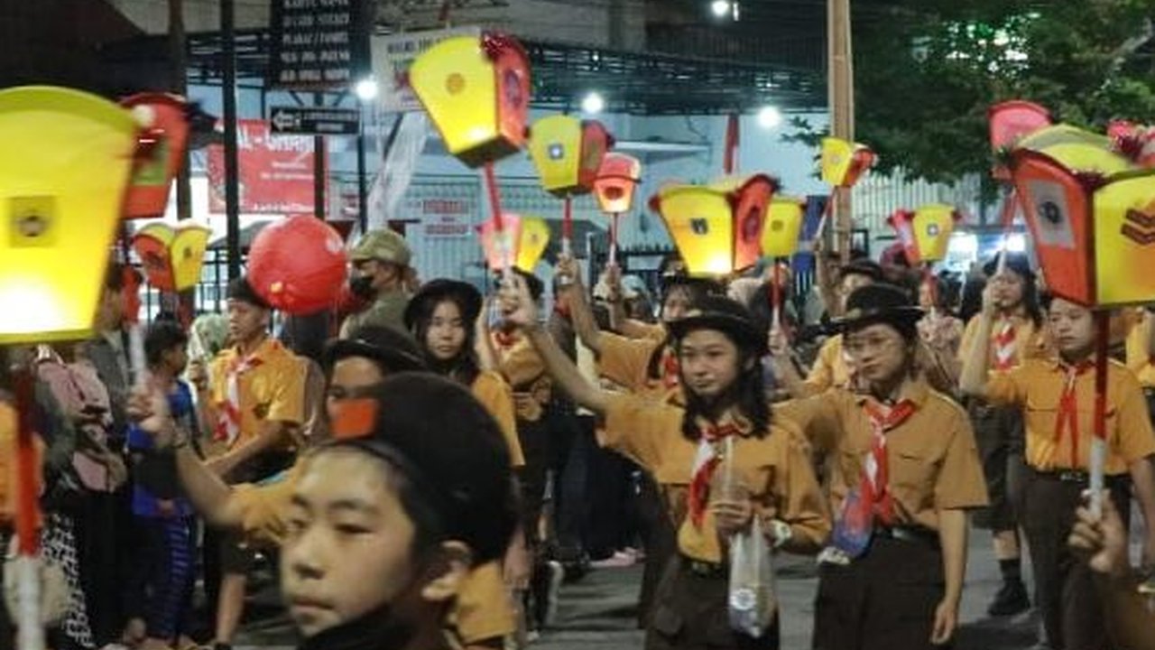 Meriahnya Pawai Lampion yang Dibawakan Pramuka Banyuwangi