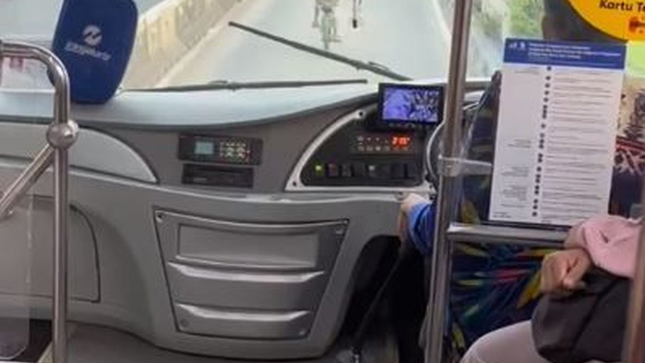 Viral Bocah Kayuh Sepeda di Jalur Busway, Panik saat Ada Bus di Belakangnya