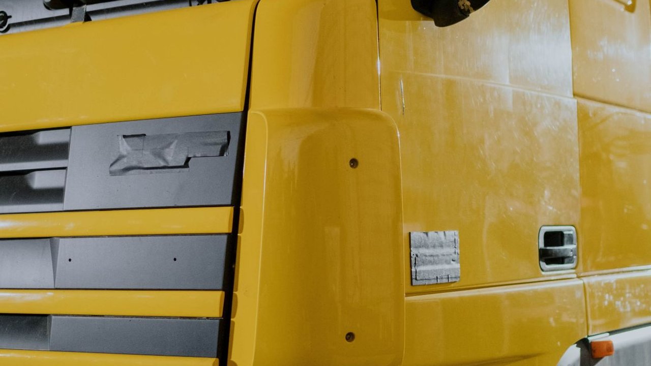 Curi Perhatian, Wanita Ini Tampak Lihai dan Santai Kendarai Truk Kontainer