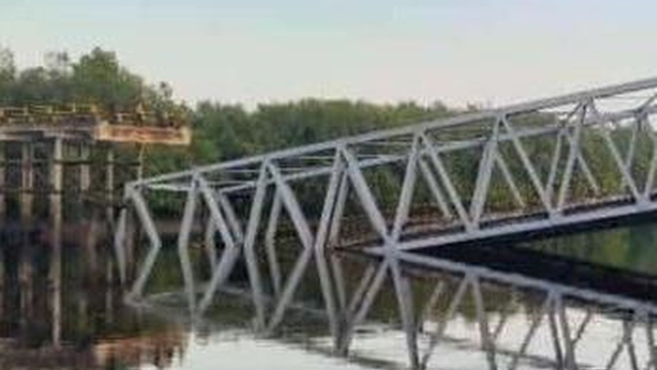 Jembatan di Meranti Riau Ambruk, Warga Menyeberang Dilayani Perahu Bermotor