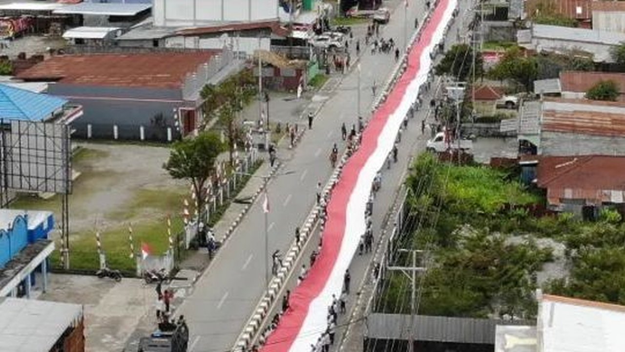 Meriahkan Hari Kemerdekaan, Bendera Merah Putih Sepanjang 2.023 Meter Dibentangkan di Papua