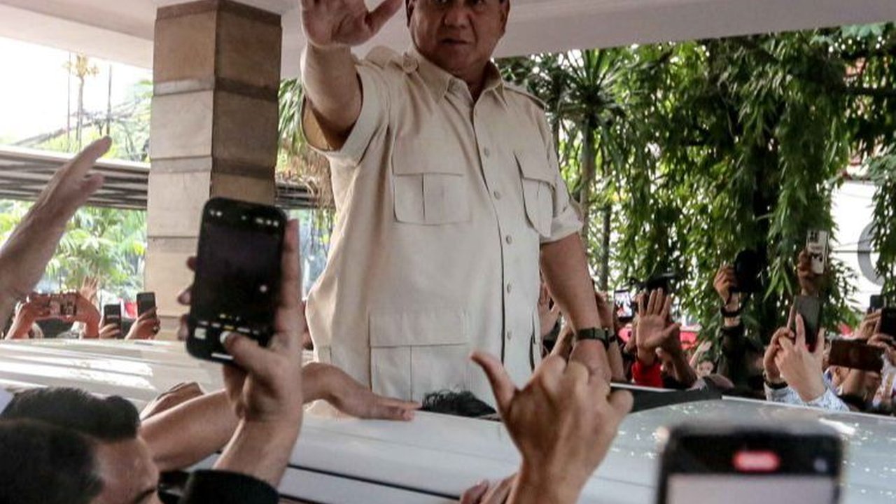 FOTO: Usai Resmikan Rumah Pemenangan di Menteng, Prabowo Subianto Berdiri di Atas Mobil dan Menyapa Antusiasme Para Relawan