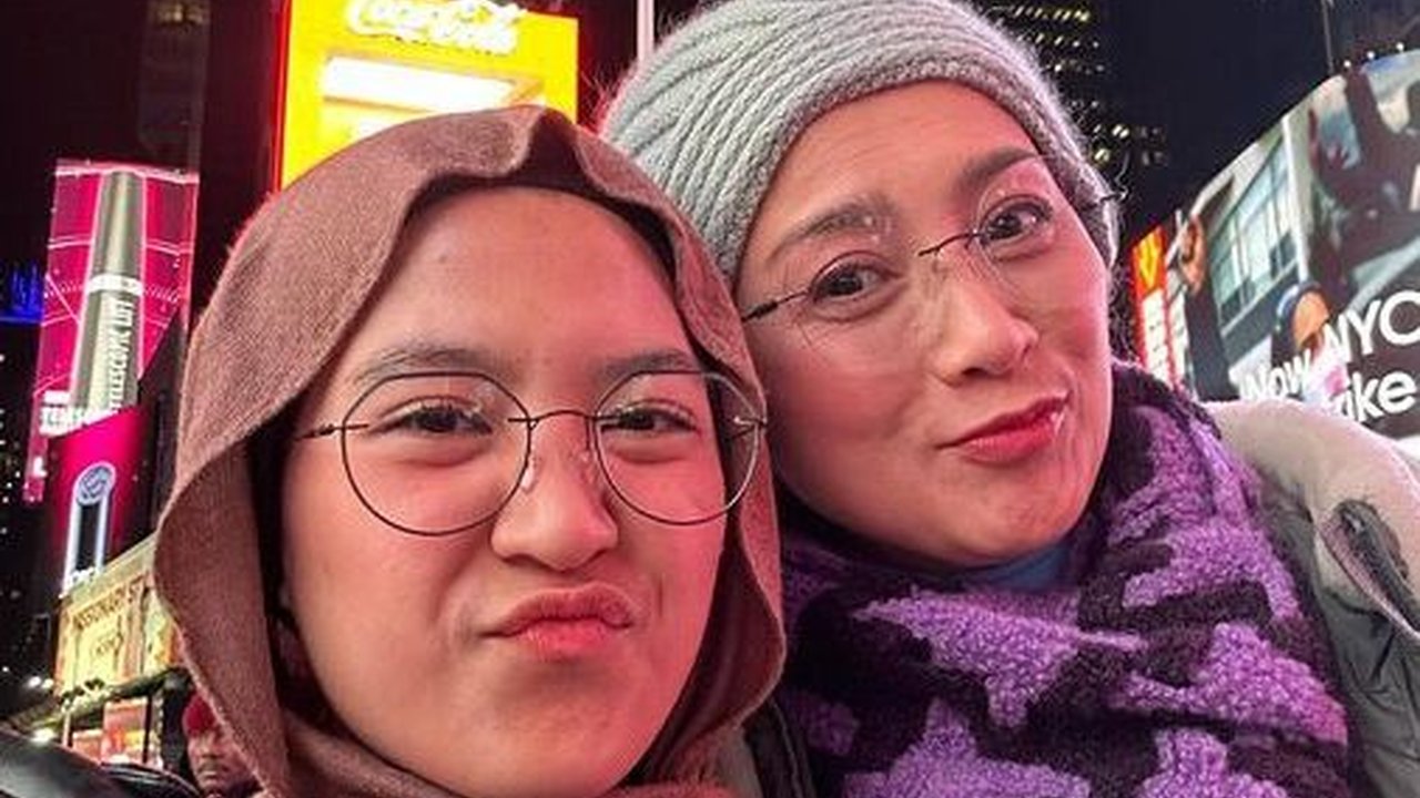 Bak Anak Kembar, Potret Desy Ratnasari dengan Sang Putri 11-12