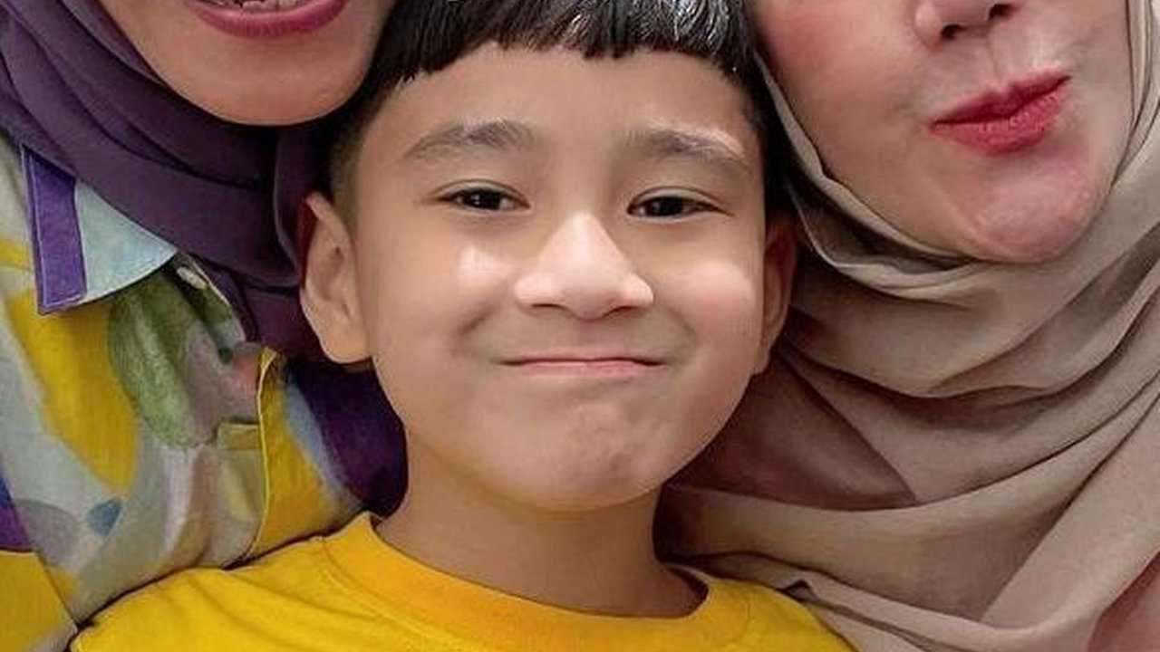 Potret Rafathar di Antara Dua Nenek Cantik dan Awet Muda, Dikecup Sayang