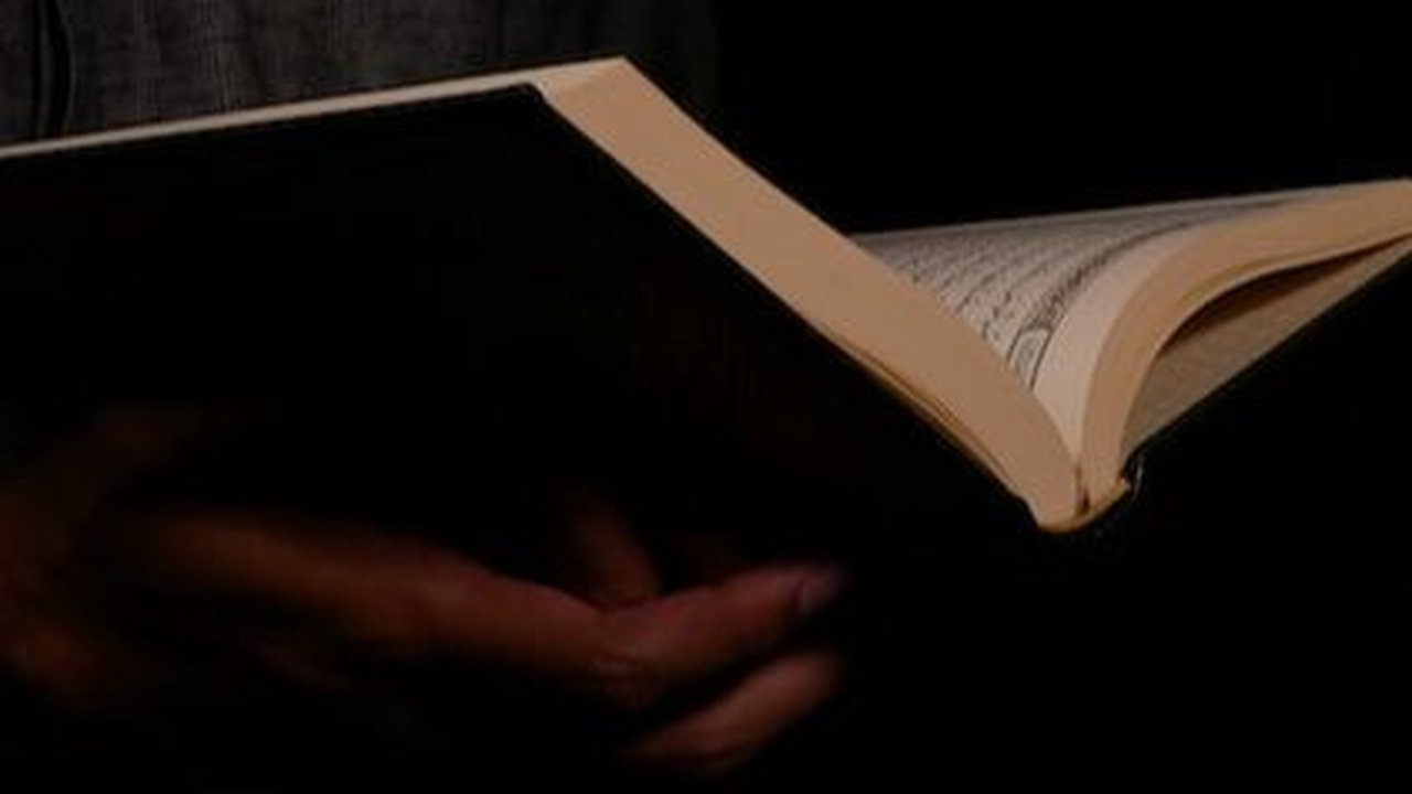 Bacaan Ayat Seribu Dinar beserta Arti, Pengertian, dan Keutamaannya