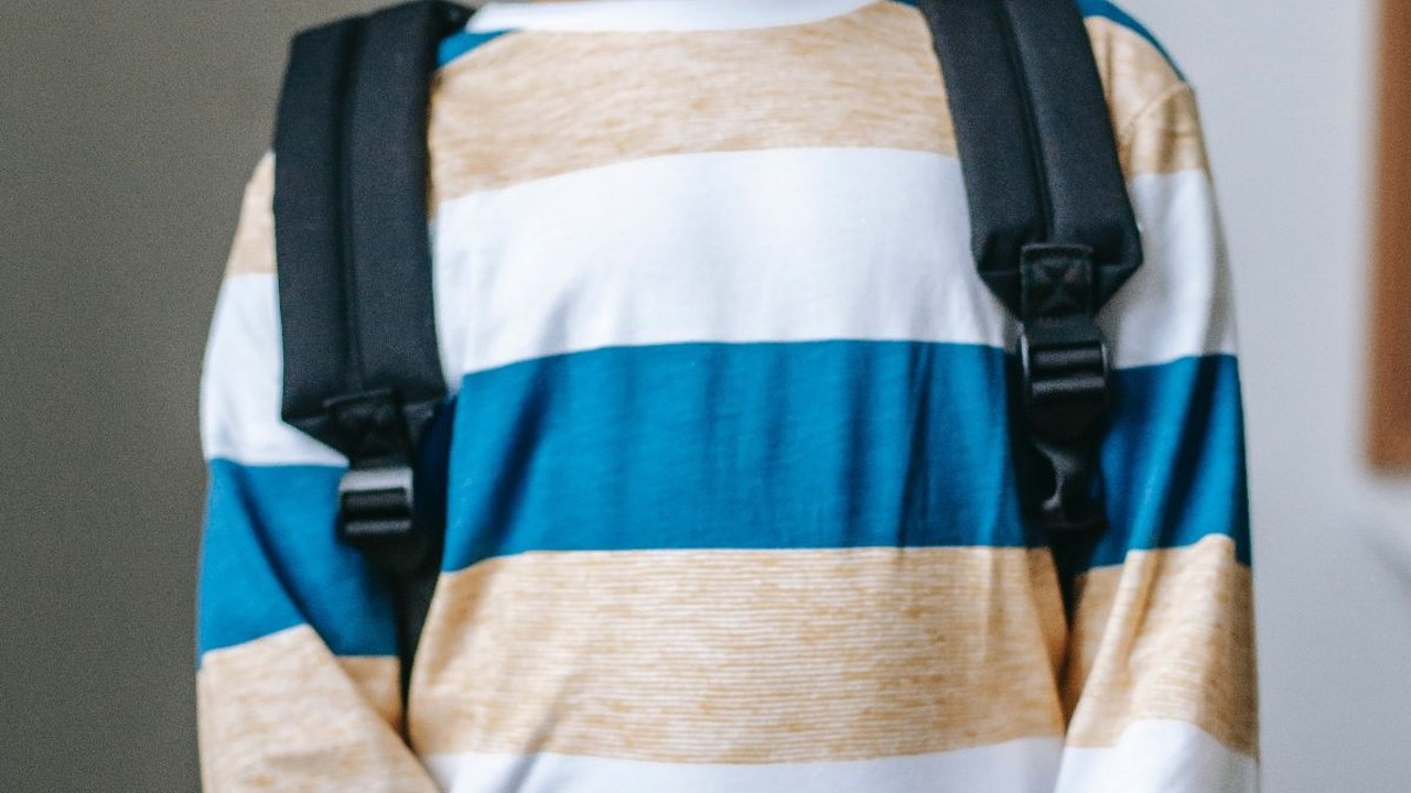 Anak Terbiasa Membawa Buku Terlalu Berat di Ransel, Ini Hal yang Perlu Diwaspadai