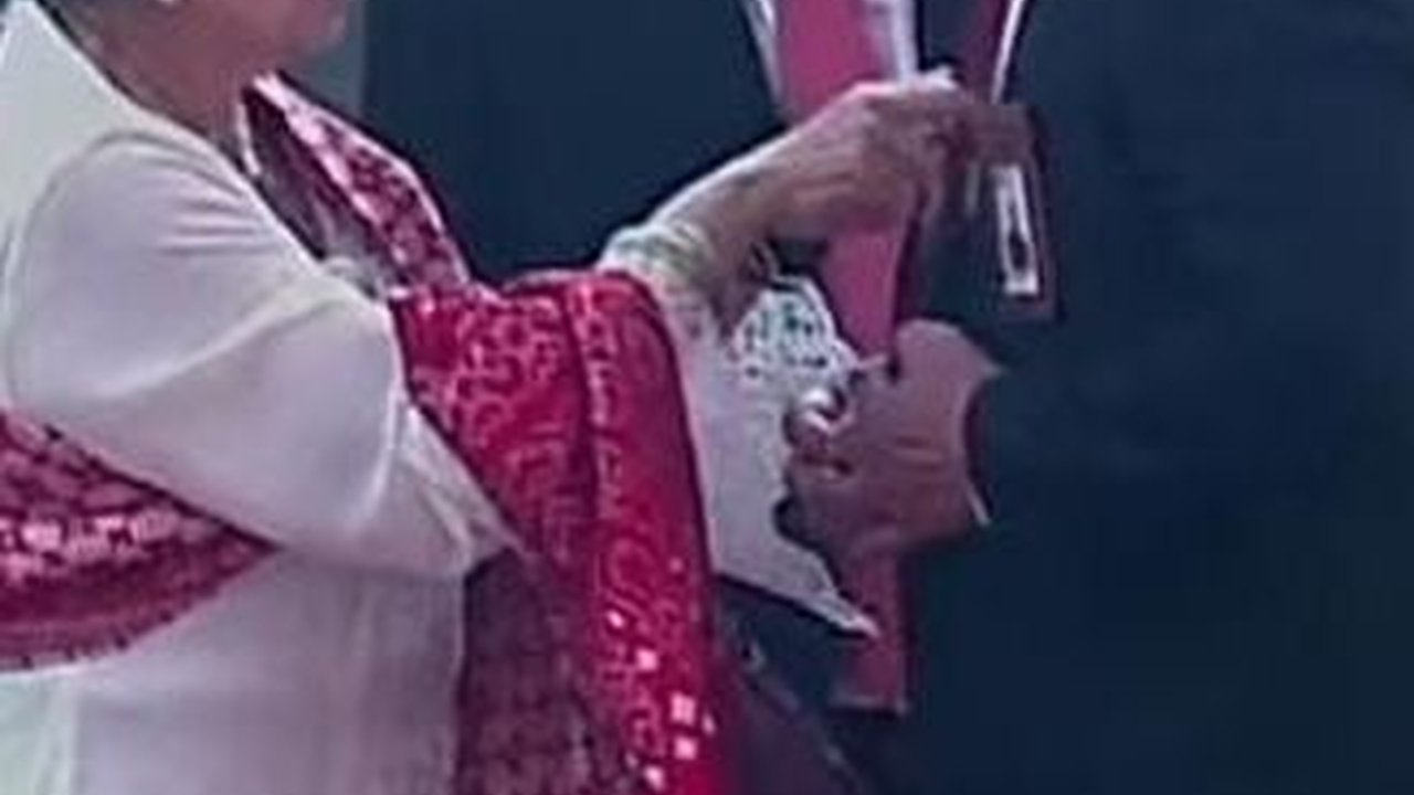 Momen Megawati Rapikan Dasi Firli Bahuri Saat Hadiri Sidang Tahunan MPR