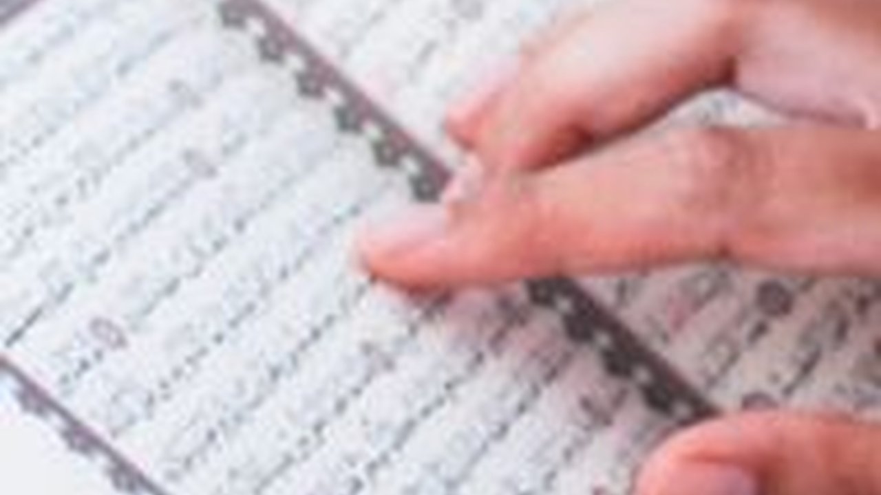 Bacaan Ayat Kursi Latin, Ketahui Manfaat Amalannya