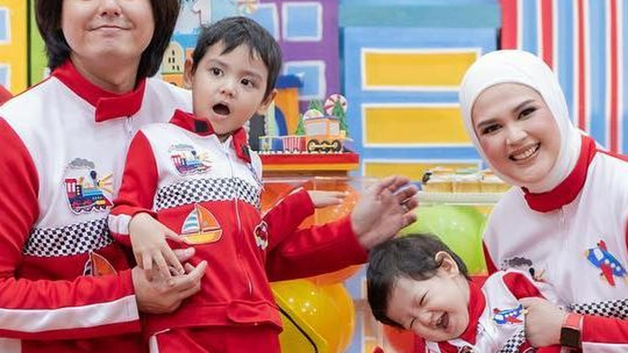 Disebut Punya Paras Tampan Maksimal, Ini 7 Potret Kedua Anak Cut Meyriska dan Roger Danuarta Yang Kerap Curi Perhatian