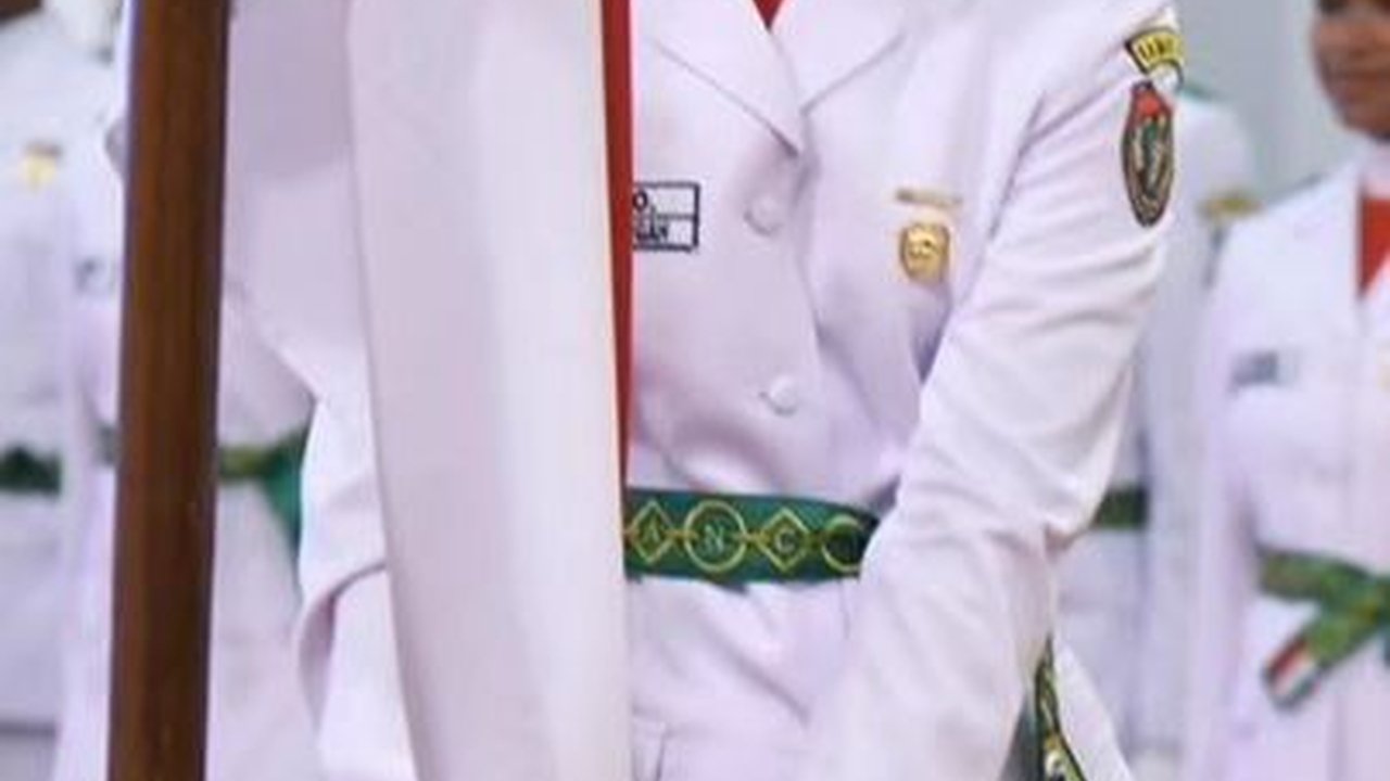 Momen Haru Anggota Paskibraka Wanita Cium Merah Putih Depan Presiden & Wapres