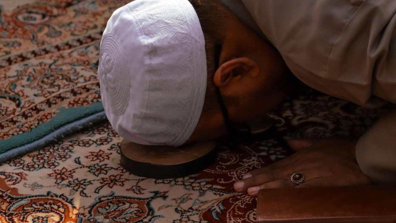 Bacaan Sholat Lengkap dari Niat hingga Salam, Umat Islam Wajib Hafal